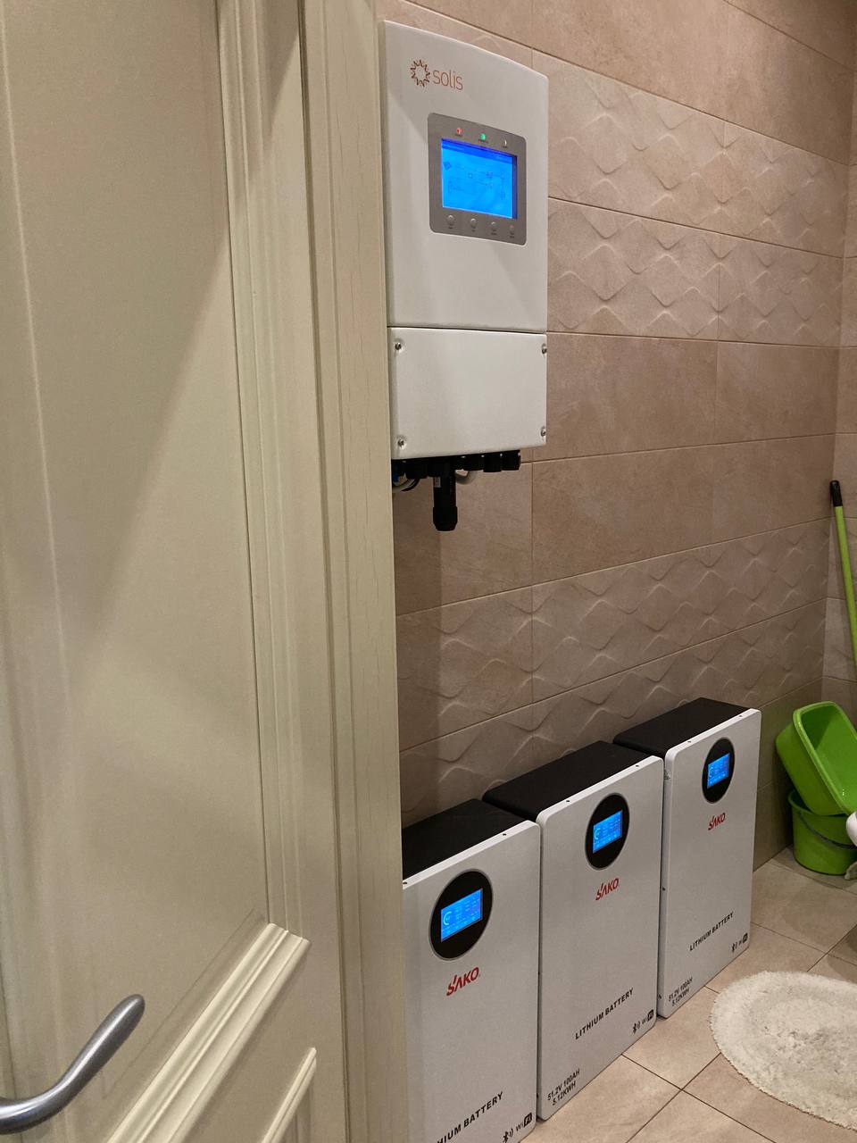 Резервне живлення котеджу — інвертор Solis + 3 АКБ Sako